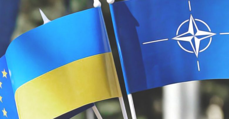Флаги НАТО и Украины