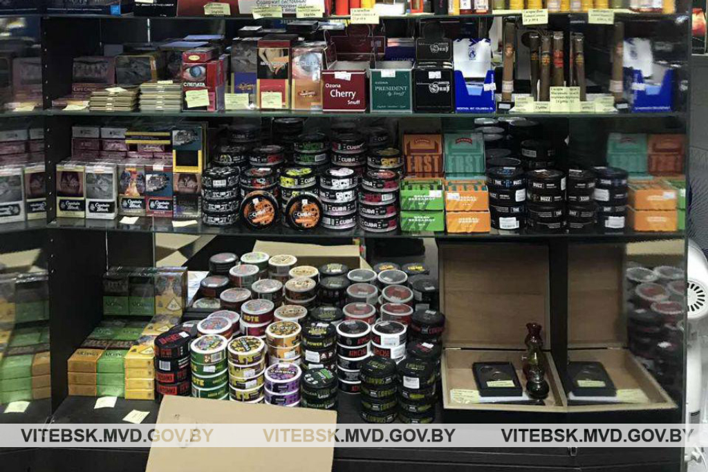 Почти 250 упаковок снюса изъяла милиция в двух магазинах в Полоцке