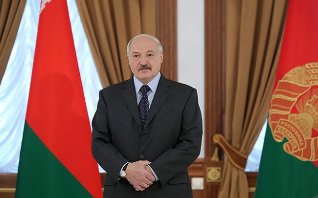 Президент Лукашенко на фоне государственного флага