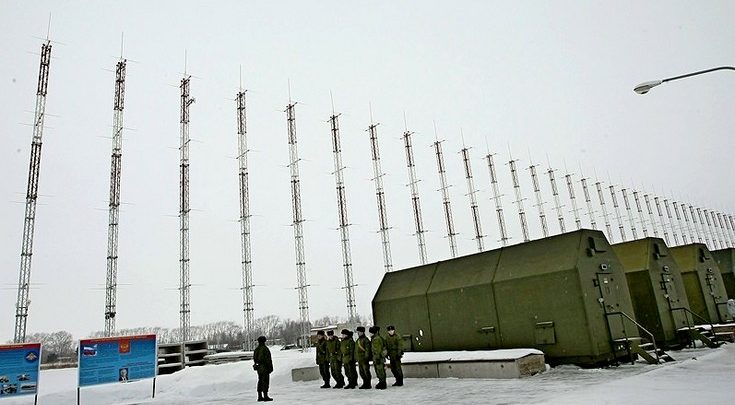 Взвод солдат на фоне РЛС "Контенер"