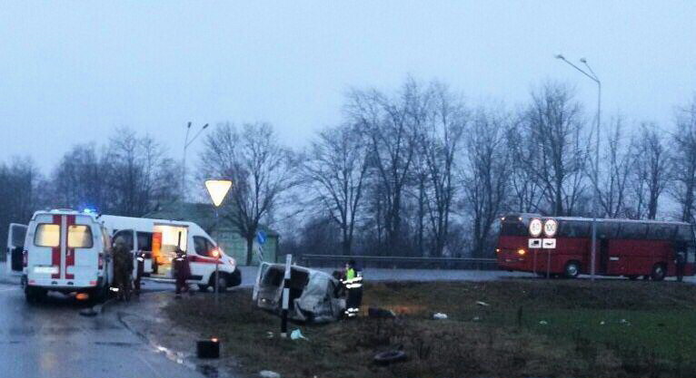 Автомобиль не уступивший дорогу автобусу с детьми на обочине дороги