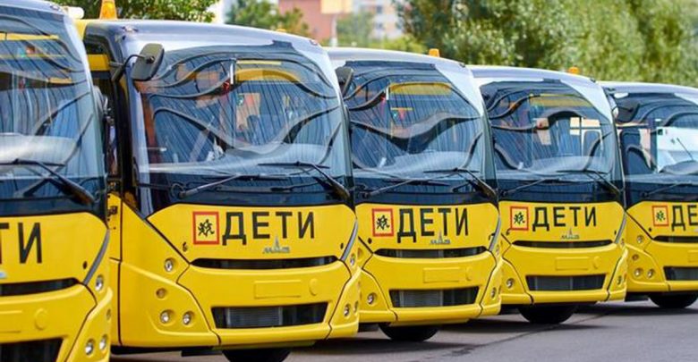 Детские автобусы желтого цвета на парковке