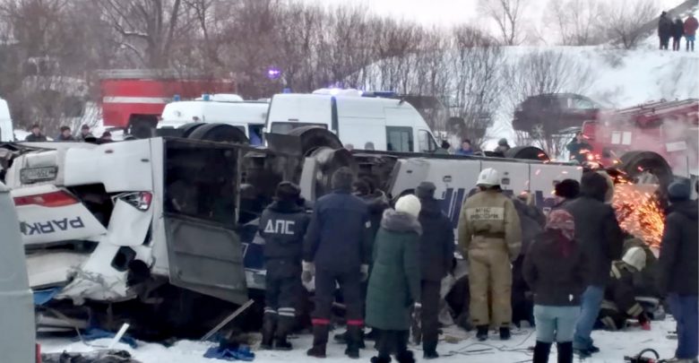 Спасательные работы в Рухнувшем с моста автобусе