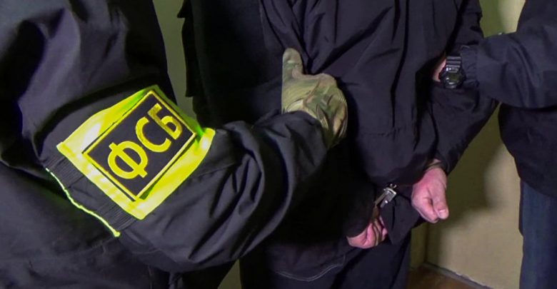 Сотрудники ФСБ ведут задерженного