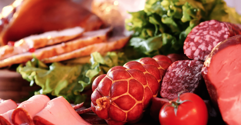 Натюрморт из мяса и мясных продуктов