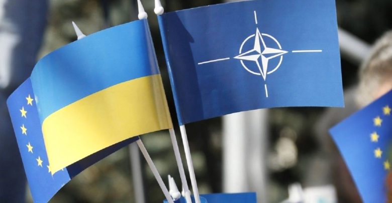 флаги Украины, НАТО и ЕС