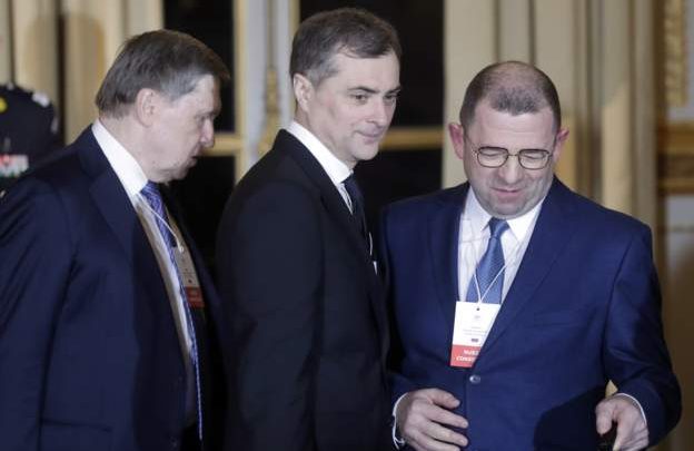 Помощники президента России Юрий Ушаков и Владислав Сурков (слева направо) во время встречи лидеров стран "нормандской четверки"