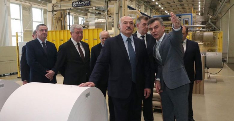 Лукашенко на заводе бумаги в Шклове