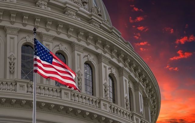 Флаг США на фоне капитолия