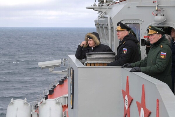Владимир Путин на учениях в Черном море