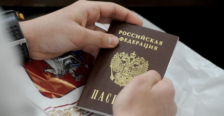 паспорт России держат в руках