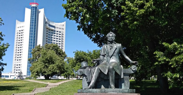Памятник пушкину у гостиницы Беларусь