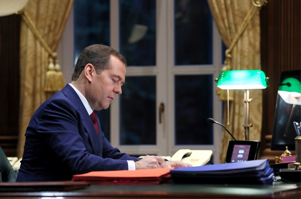 Премьер министр России Дмитрий Медведев в своём рабочем кабинете