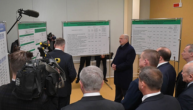 Лукашенко на предприятии в Шклове критикует чиновника