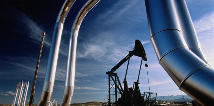 Нефтянная труба на фоне нефтенасоса