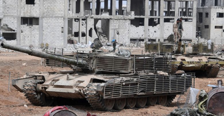 Военная техника на одной из улиц в районе бывшего лагеря палестинских беженцев Ярмук в южном пригороде Дамаска