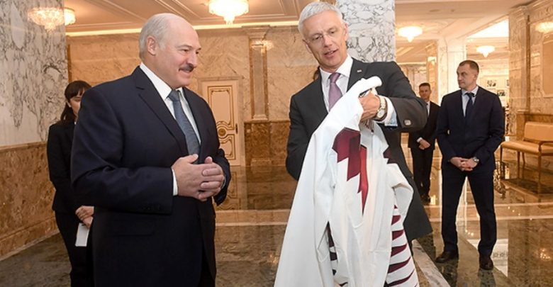 Президенту Беларуси Александру Лукашенко подарили хоккейный свитер сборной Латвии