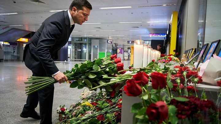 Владимир Зеленский возлагает цветы