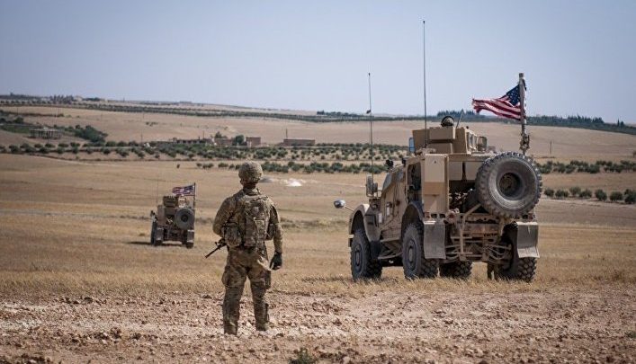 Солдаты США едут по полю в Сирии