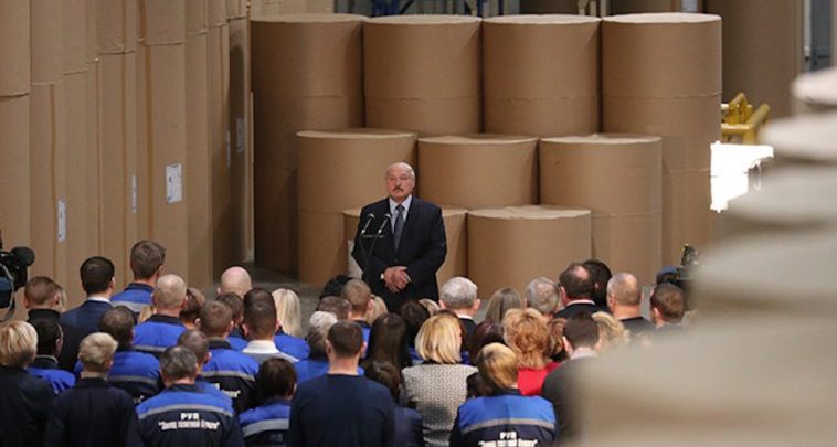 Президент Беларуси выступает перед работниками Светлогорского ЦКК