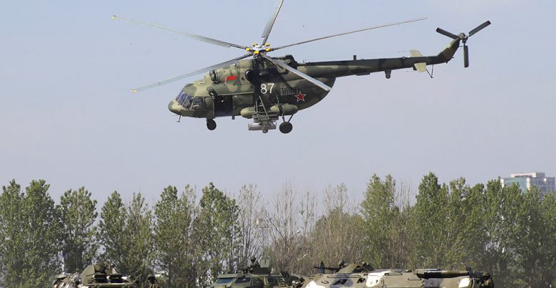 Военный вертолёт и мотопехотные подразделения белорусской армии работают сообща
