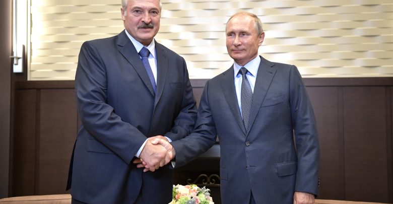 Президент Беларуси и России пожимают друг другу руки в Сочи