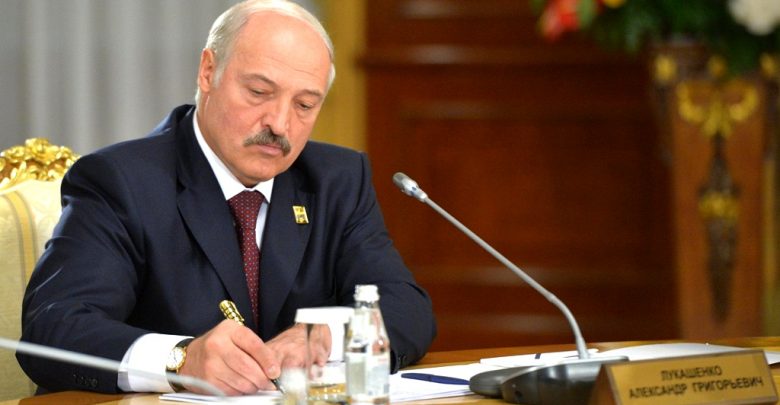 Президент Беларуси Александр Лукашенко подписывает указ