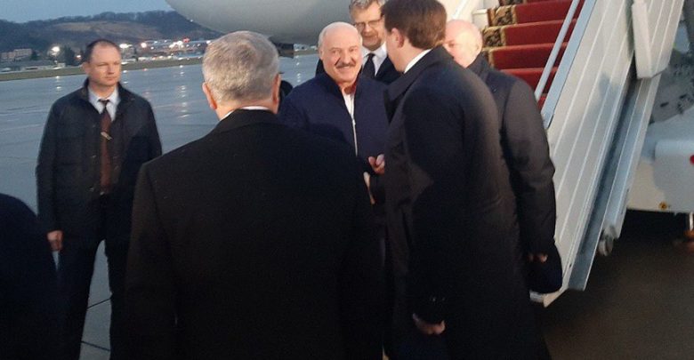 Президент Беларуси Александр Лукашенко в сочи у трапа самолёта