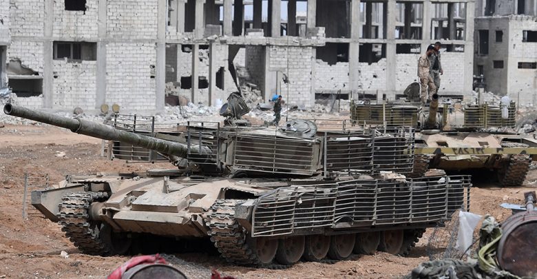 Военная техника на одной из улиц в районе бывшего лагеря палестинских беженцев Ярмук в южном пригороде Дамаска