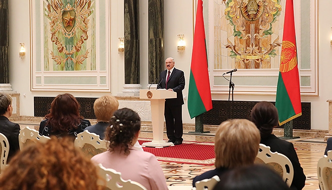 Лукашенко вручает награды
