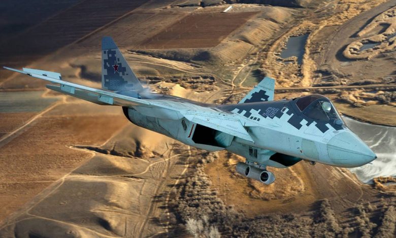 Самолёт Су-57 летит над полями