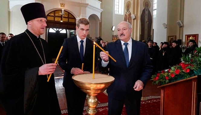 Лукашенко вместе с младшим сыном николаем зажигает свечи в церкви