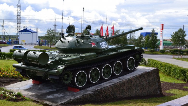 Танк Т-55 на постаменте