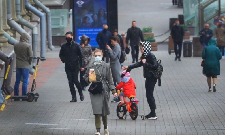 люди на улице в масках, эпидемия коронавируса
