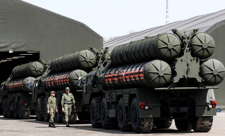 Комплексы с-400 на фоне ангаров