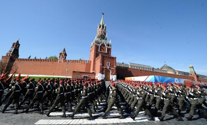 Парад победы на Красной площади с видом на Спасскую Башню кремля