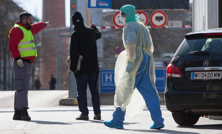 Человек в чумном халате шагает по улицам Европы