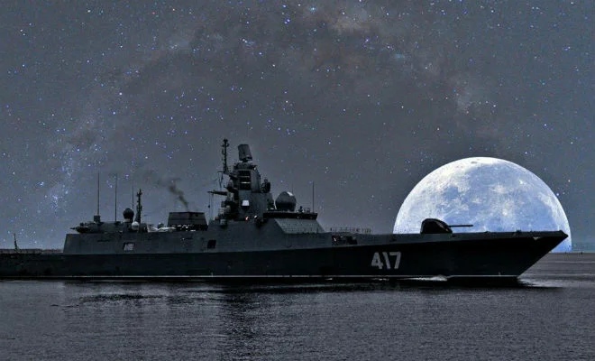 Корабль ВМФ на фоне луны и лунного света