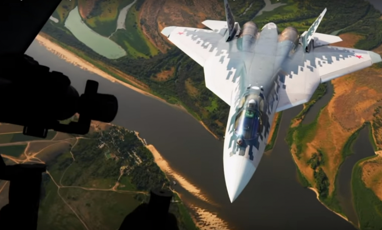Истребитель Су -57 на фоне земли