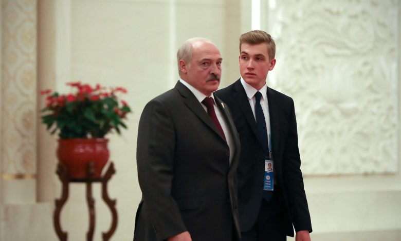 президент Беларуси Александр Лукашенко и его младший сын Николай Лукашенко