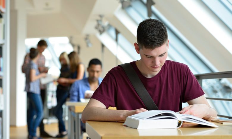 студент за книгой, поступление в вуз