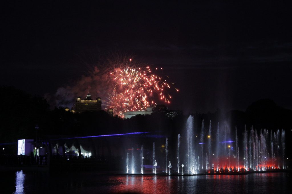 Лукашенко и Греф открыли светомузыкальный фонтан в Минске 2