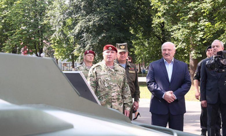 президент Беларуси Александр Лукашенко 28 июля 2020 года посещает бригаду спецназа в Уручье