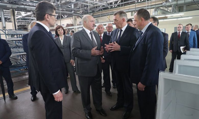 Лукашенко поручил взять на контроль зарплаты у частников Лукашенко поручил взять на контроль зарплаты у частников