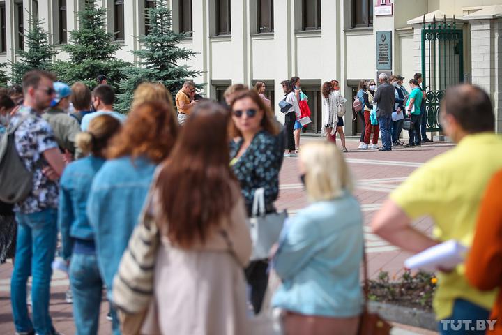 десятки белорусов выстроились в очередь у Дома правительства