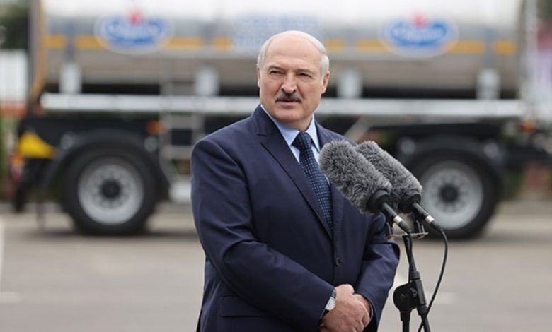 Лукашенко рассказал о принятии присяги под бело-красно-белым флагом Лукашенко рассказал о принятии присяги под бело-красно-белым флагом