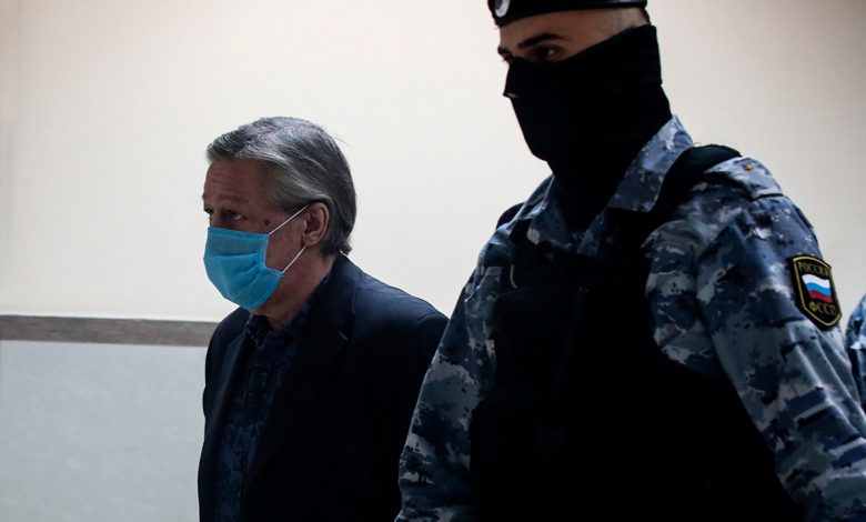 Ефремова в наручниках вывели из зала суда Ефремова в наручниках вывели из зала суда