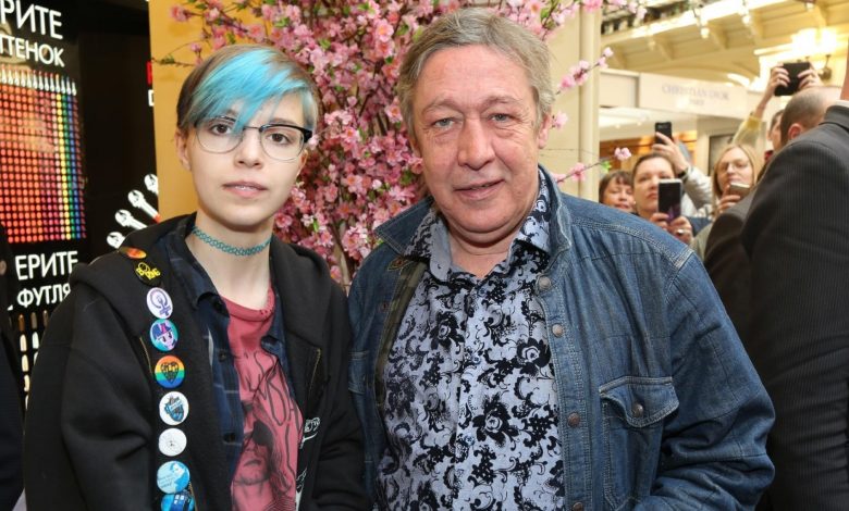 Дочь Ефремова рассказала, что мать била её под песни Земфиры Дочь Ефремова рассказала, что мать била её под песни Земфиры