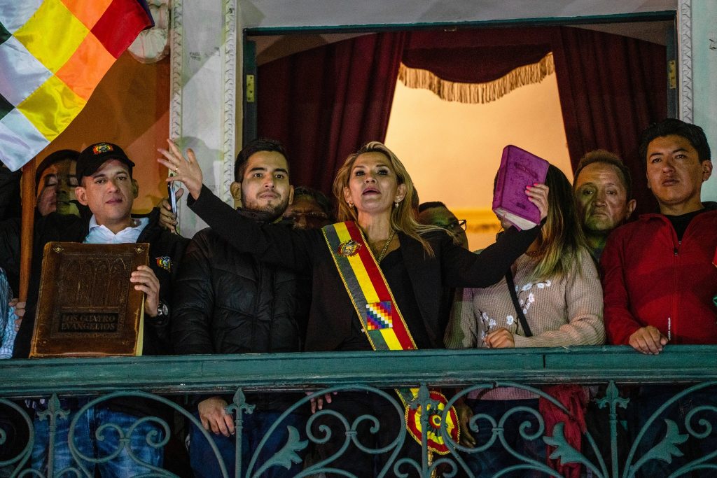 12 ноября Аньес Чавес обратилась к собравшимся с балкона президентского дворца, назвав себя и.о. президента страны. Изображение: nytimes.com 