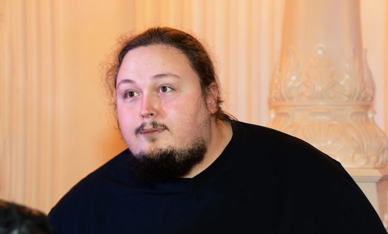 Сын Никаса Сафронова осудил знаменитостей без масок Сын Никаса Сафронова осудил знаменитостей без масок